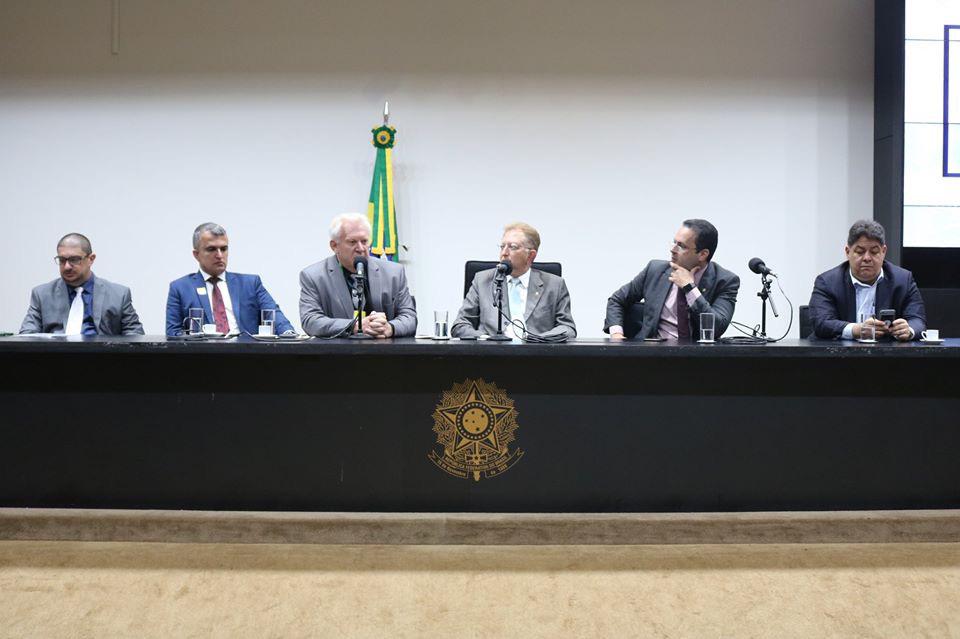 DR. RENATO ASSIS PARTICIPA DE SIMPÓSIO PROMOVIDO PELA AAAPV, NA CÂMARA DOS DEPUTADOS