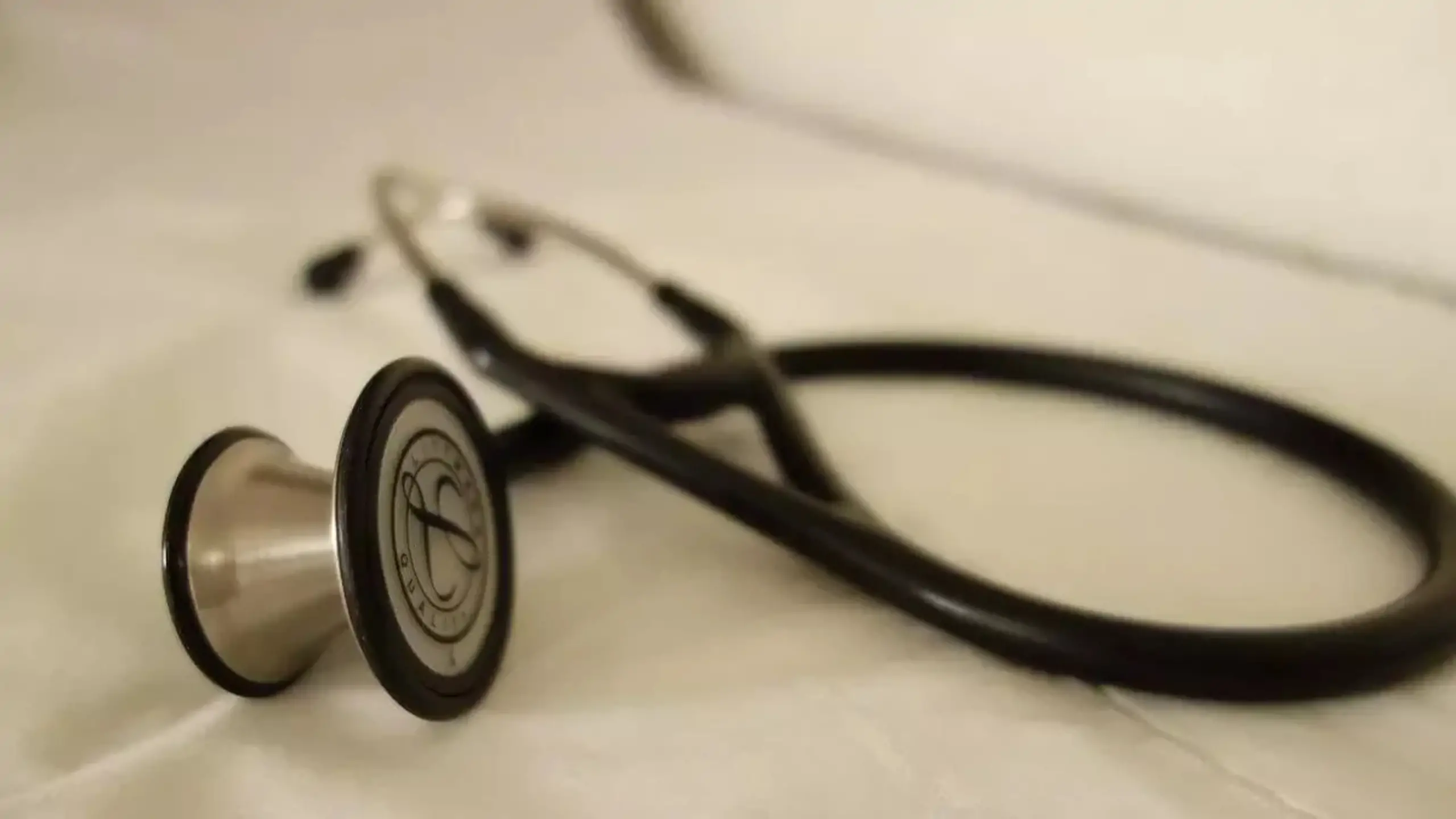 Médico é demitido por atendimento humanizado