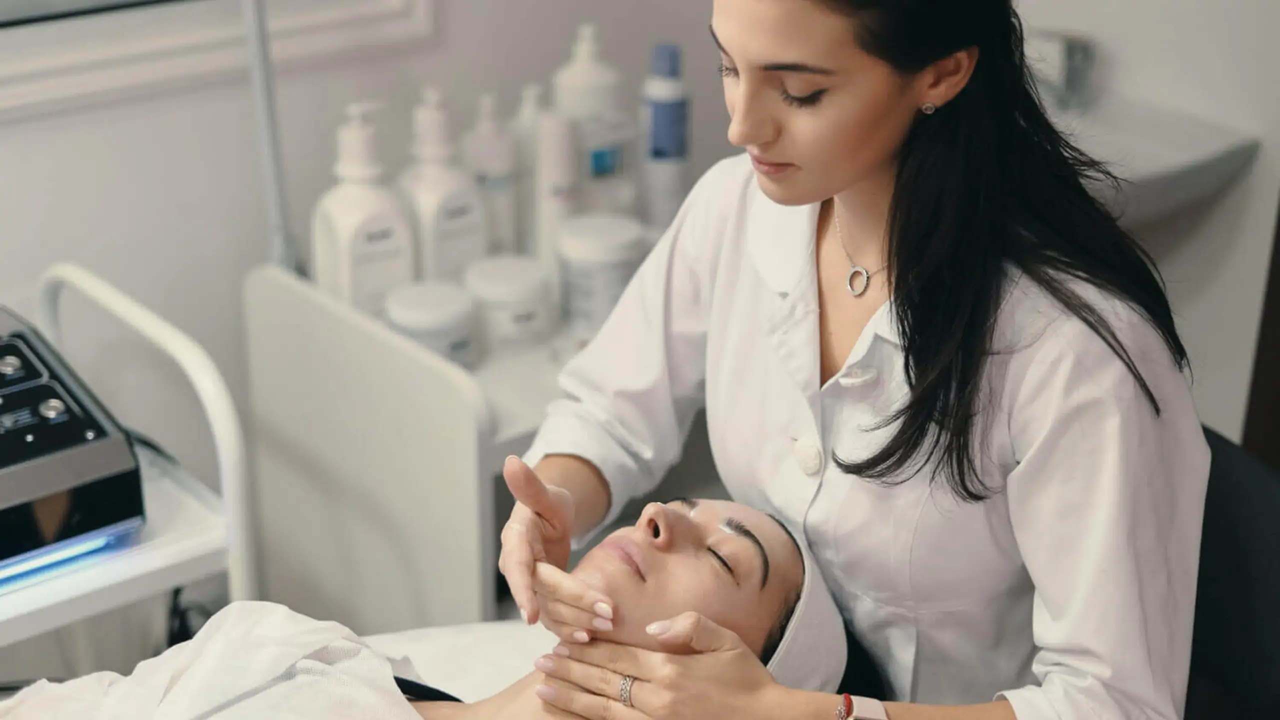 A Silenciosa Epidemia da Invasão da Medicina