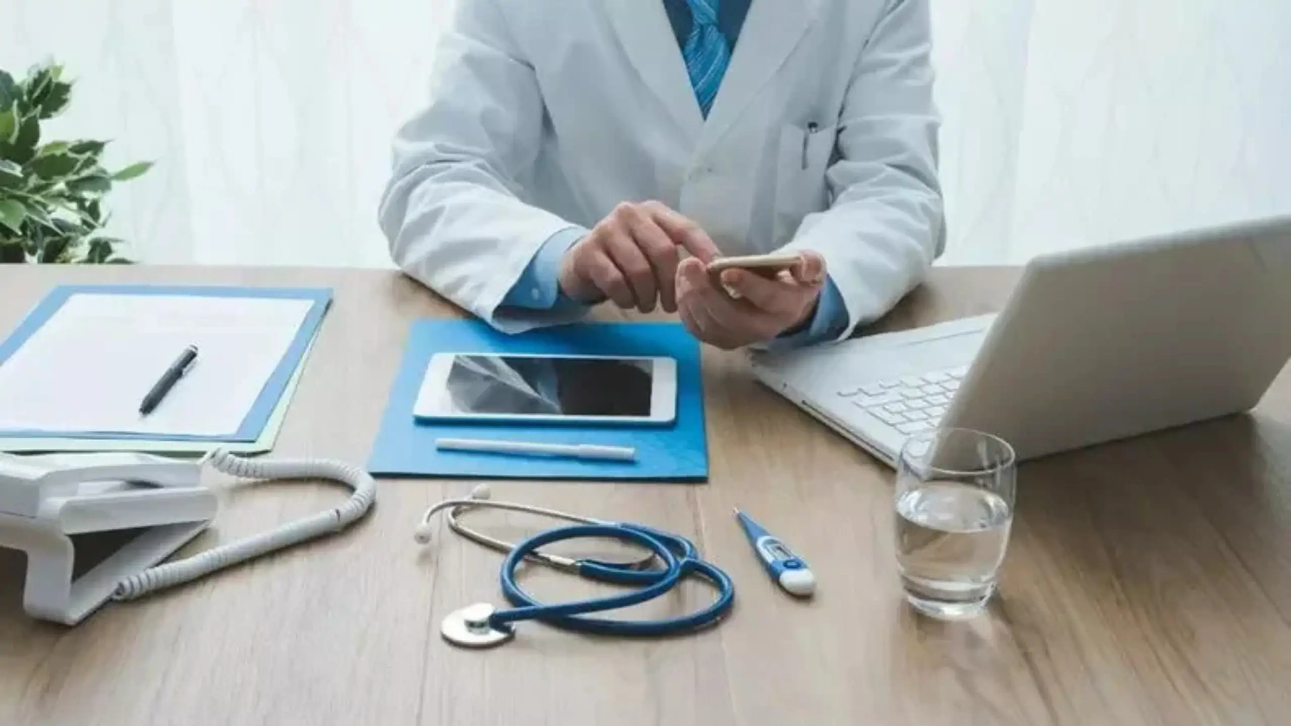 Justiça Obriga Paciente a Excluir Posts sobre Médico das Redes Sociais